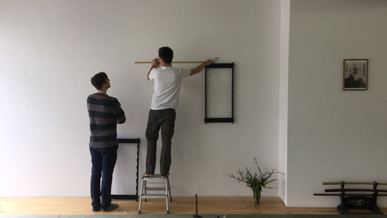 Daniel beim Aufhängen eines neuen Bokken und Jo Halters - Teil 1