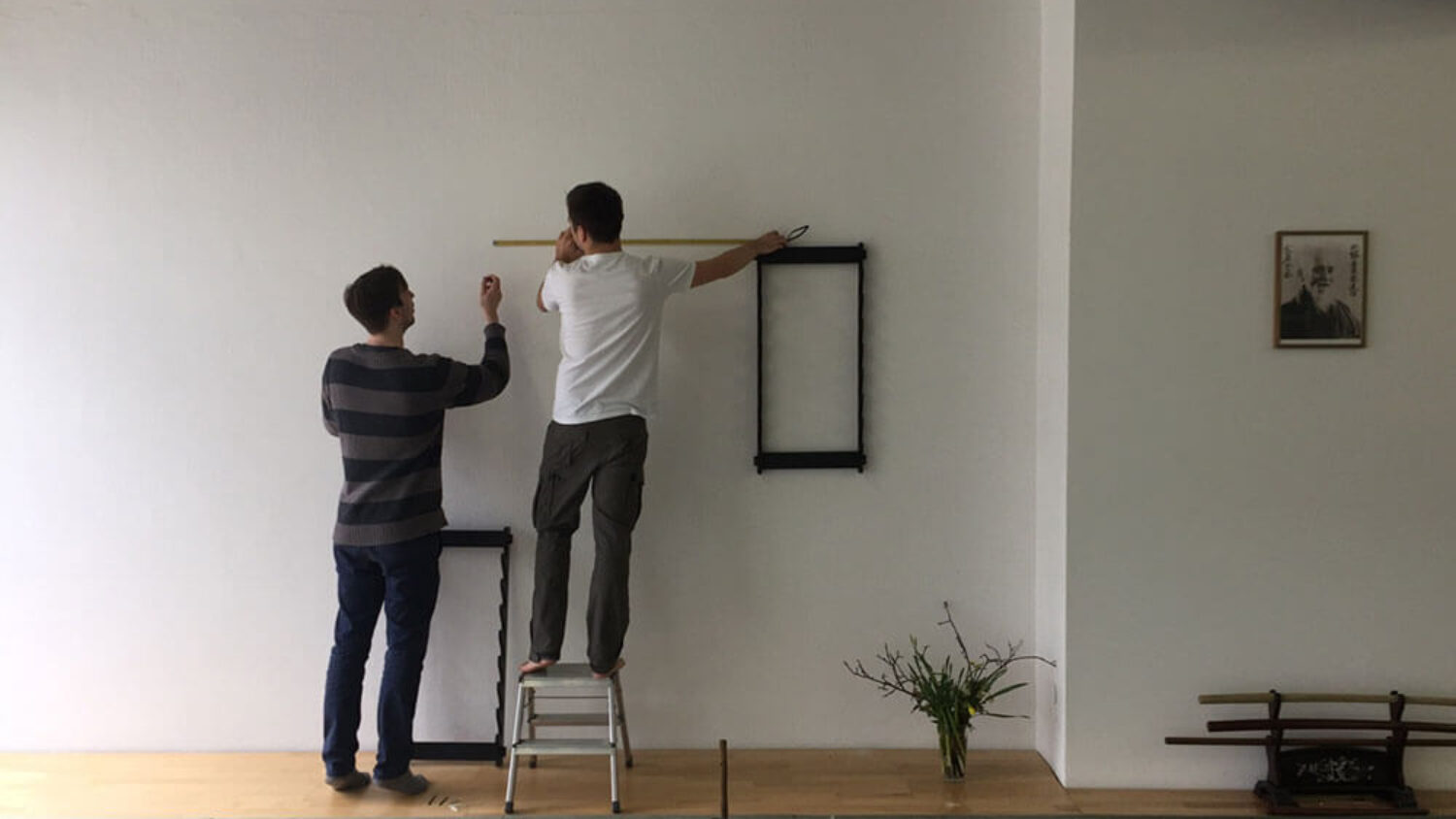 Daniel beim Aufhängen eines neuen Bokken und Jo Halters - Teil 2