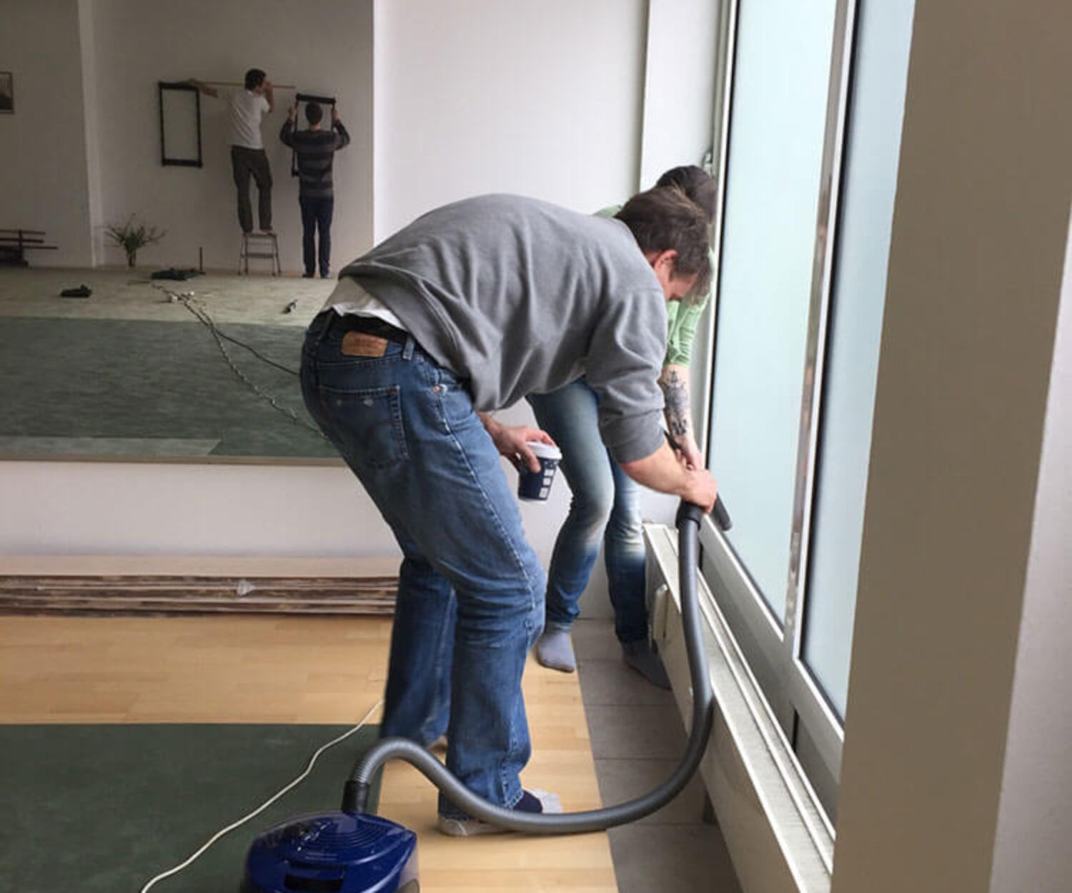 Volker und Angie beim Reinigen der Dojo-Heizung