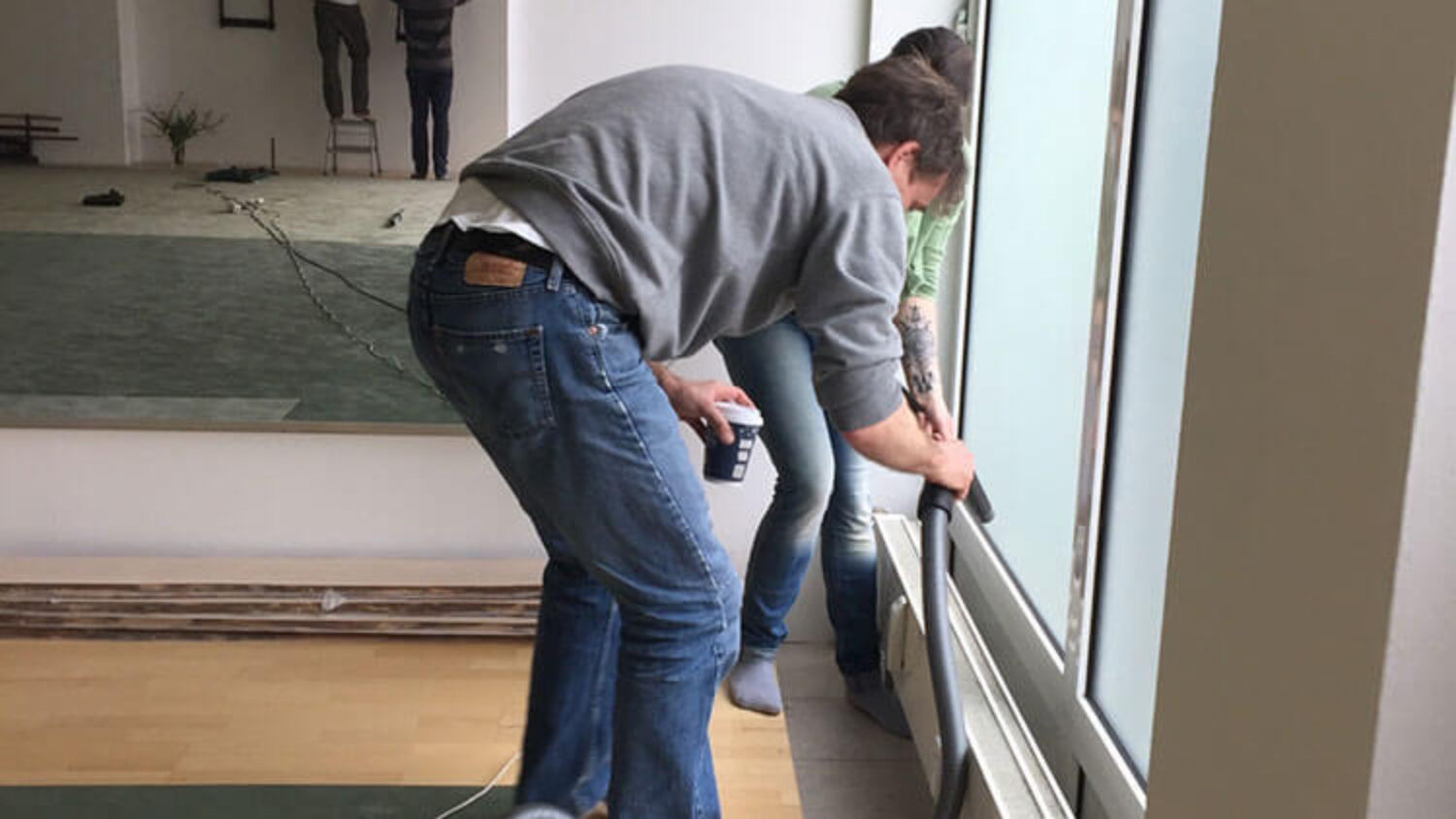 Volker und Angie beim Reinigen der Dojo-Heizung